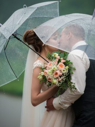 Прозрачный зонт на свадьбе